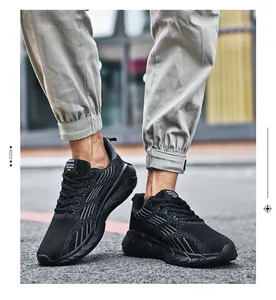 Scarpe da corsa da uomo in rete nera traspirante in un contesto di stile urbano