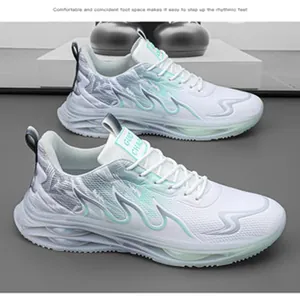 Gros plan de baskets en mesh pour hommes avec motif de vagues vert menthe et semelle à coussin.