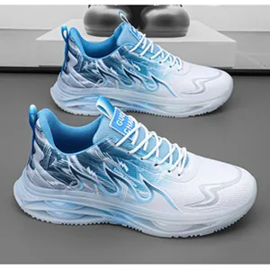 Détail des chaussures de course en maille flamme bleue avec semelle à coussin d'air