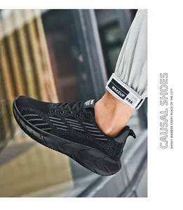 Vista dettagliata di scarpe da corsa in mesh nero traspirante da uomo di profilo