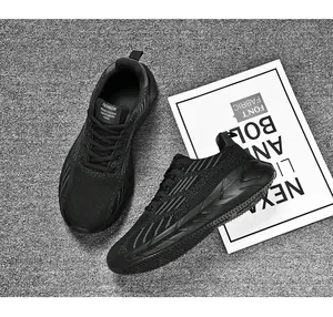 Vista dettagliata delle scarpe da corsa in mesh traspirante nero da uomo con suola.