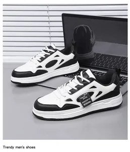 Detalle de zapatillas casuales en blanco y negro sobre un fondo de escritorio de oficina