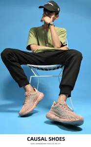 Vista dettagliata delle scarpe sportive in mesh traspirante per uomo, color sabbia