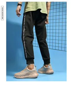 Vista dettagliata delle scarpe da corsa traspiranti in mesh beige con suola ondulata