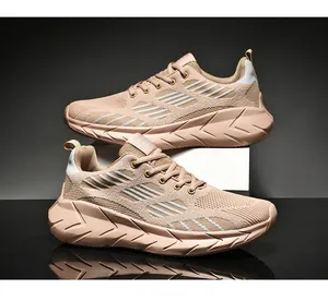 Vista dettagliata delle scarpe da corsa da uomo in mesh traspirante color marrone chiaro