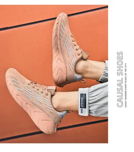 Vista dettagliata di scarpe da corsa da uomo in rete arancione traspirante qui