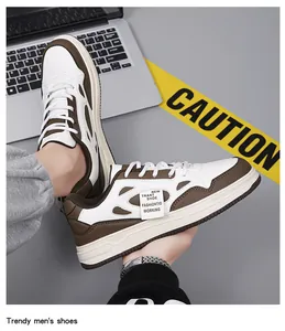Primer plano de zapatillas de skate informales para hombre en blanco y marrón, estilo urbano