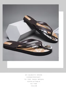 Detailansicht brauner Herren-Flip-Flops mit Tiger-Print und CRAZYSURF-Logo.
