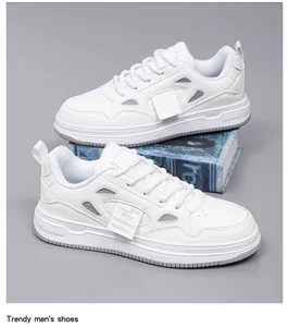 Vista detallada de zapatillas blancas modernas para hombre sobre un fondo gris neutro