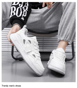 Zapatillas blancas de hombre con diseño calado único y etiqueta decorativa lateral.