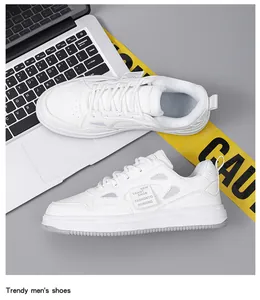 Vistas superior y lateral de zapatillas blancas de hombre con accesorios urbanos