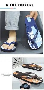 Detailansicht rutschfester Herren-Sport-Flip-Flops mit Crazysurf-Druck in Blau und Braun.