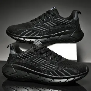 Scarpe da corsa da uomo in rete nera traspirante in taglie forti per sport estivi all'aperto.