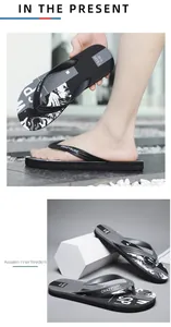 Detailansicht von rutschfesten Herren-Flip-Flops mit Tintendruck und Markenlogo