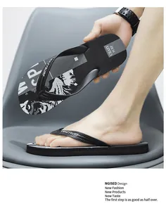 Detailansicht der schwarzen Herren-Flip-Flops mit Graffiti-Print und rutschfester Sohle