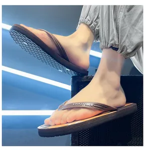 Nahaufnahme von Herren-Flip-Flops mit CRAZYSURF-Riemen und rutschfester Camo-Sohle.
