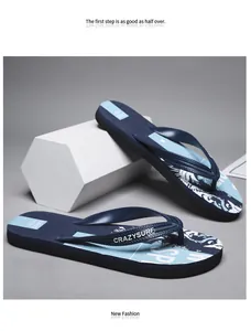 Nahaufnahme der dunkelblauen Herren-Sport-Flip-Flops mit modischem CRAZYSURF-Aufdruck