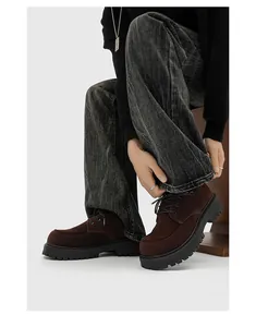 Scatto dettagliato di scarpe derby in pelle scamosciata marrone con suole spesse