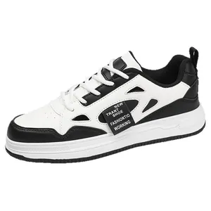 Zapatillas de skate de moda para hombre en blanco y negro con cortes laterales.
