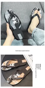 Lifestyle-Ansicht der rutschfesten Herren-Flip-Flops mit stylischen Grafiken auf Sofa.