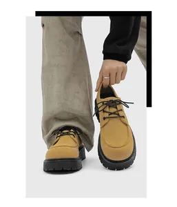 Dettaglio delle scarpe derby da uomo in stile retrò americano con spesse suole color kaki.