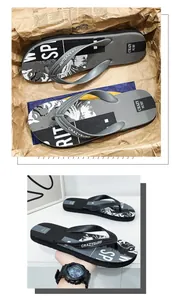 Nahaufnahme von Herren-Sport-Flip-Flops mit CRAZYSURF-Print und Palmen-Design
