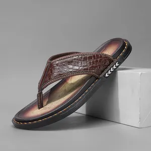 Chanclas de hombre premium en marrón con motivo de cocodrilo y suela antideslizante