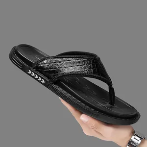 Chanclas premium para hombre con patrón de cocodrilo y suela antideslizante.