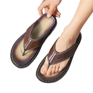 Chanclas elegantes de cuero marrón para hombre con textura de cocodrilo y suela de goma