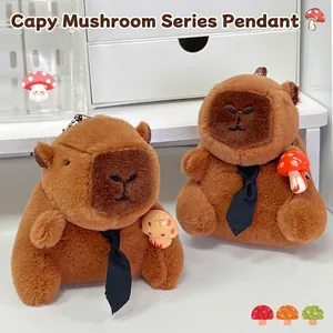 Detail van schattige bruine capibara pluche sleutelhangers met stropdas en paddenstoel.