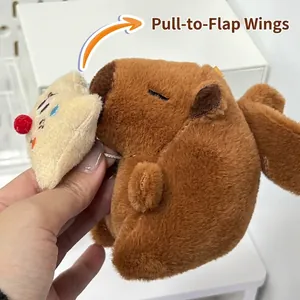 Detailweergave van de schattige Capybara pluche sleutelhanger met klappende vleugels