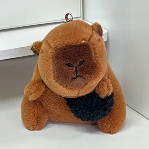 Detailopname van een schattige bruine pluche capibara sleutelhanger met een zwart slabbetje