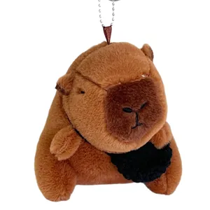 Leuke bruine capibara pluche sleutelhanger versierd met een zwart gebreid slabbetje