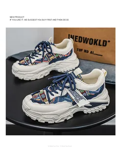 Λεπτομέρεια από ρετρό sneakers με μοτίβο πλέγματος και χοντρές σόλες σε μαύρο τραπέζι