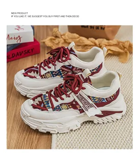 Λεπτομερής προβολή ανδρικών sneakers με έθνικ σχέδιο και κόκκινα κορδόνια.