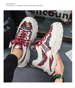 Λεπτομερής προβολή λευκών ανδρικών chunky sneakers με έθνικ υφασμένα σχέδια