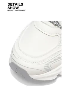 Primer plano de la punta de zapatillas blancas con costuras detalladas y material PU