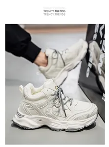 Primer plano detallado de zapatillas chunky blancas de invierno con forro polar cálido