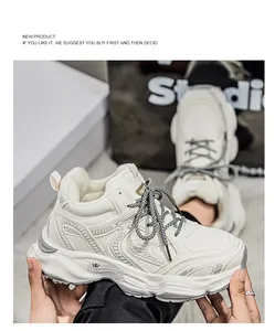 Vista detallada de las cálidas zapatillas blancas forradas de felpa para deportes de invierno
