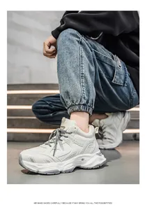 Vista lateral detallada de zapatillas chunky blancas con forro en un modelo para invierno