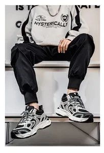 Modernas zapatillas chunky negras y blancas para hombre con un forro de invierno