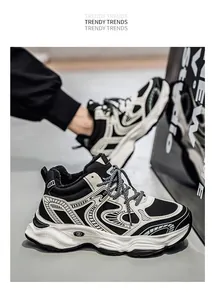 Primer plano de zapatillas chunky blancas y negras con forro polar cálido y suela gruesa