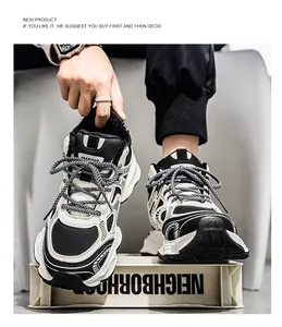 Primer plano de zapatillas de invierno para hombre en blanco y negro con forro polar cálido