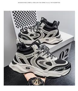 Primer plano de zapatillas tipo chunky blancas y negras con forro polar cálido
