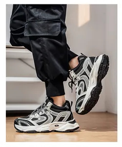 Vista lateral de zapatillas chunky en blanco y negro con pantalones tipo cargo