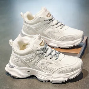 Minimalistische, volledig witte warm gevoerde chunky sneakers voor sport en vrije tijd