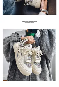 Detailopname van stijlvolle crème herensneakers met kleurrijke geweven etnische patronen
