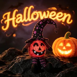 Leuchtende Halloween Kürbis Plüschpuppe mit lila Hexenhut auf dunklem Felsgelände