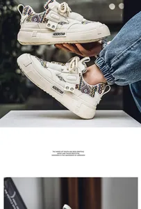 Detail van beige herensneakers met kleurrijk etnisch patroon en ADERSTAR-logo