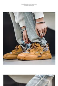 Gedetailleerde macro-weergave van mosterdgele chunky sneakers met ADERSTAR-logo